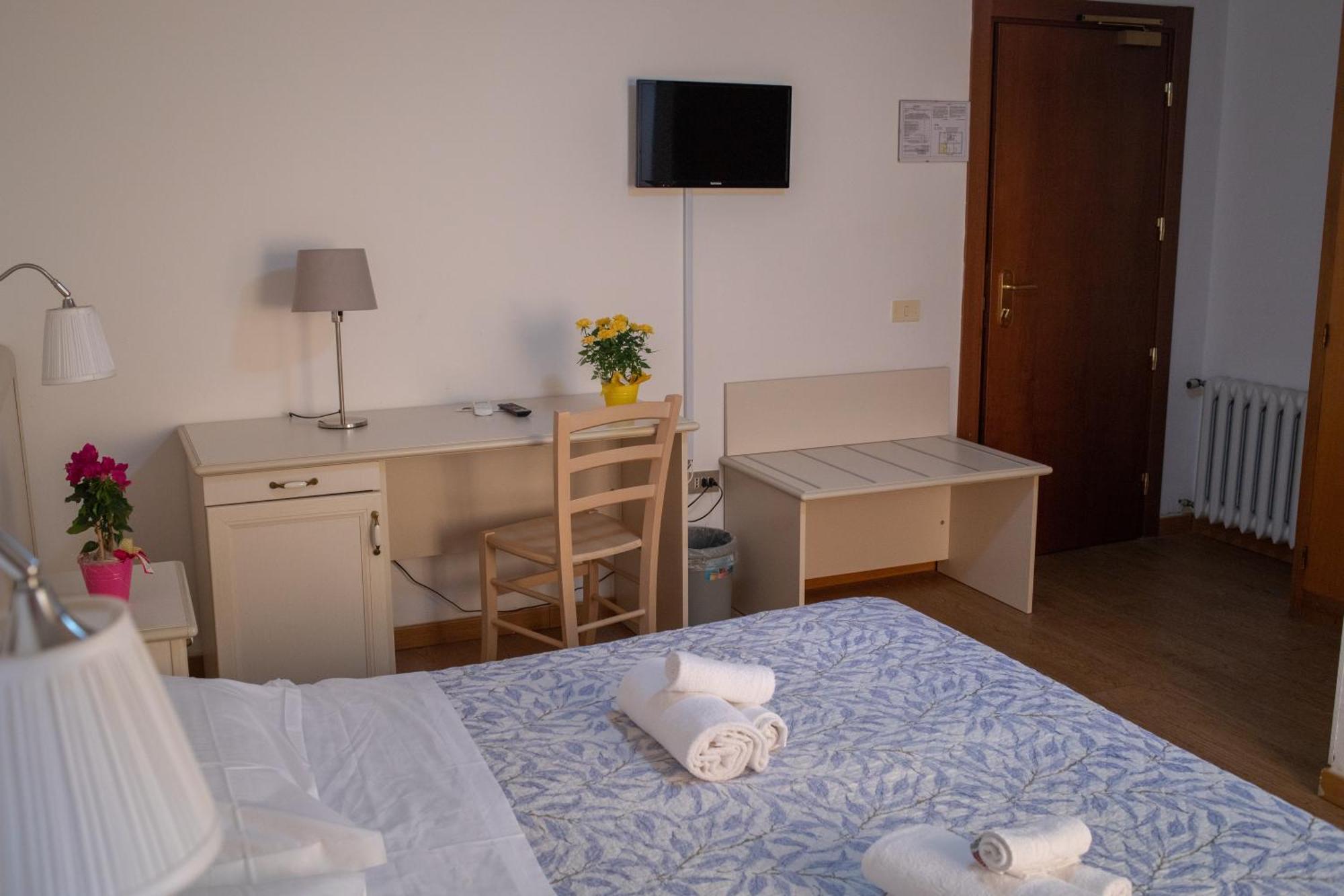 Hotel Ariston ปีออมบีโน ภายนอก รูปภาพ